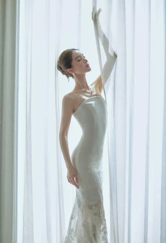 下载电动车在城市街道行驶